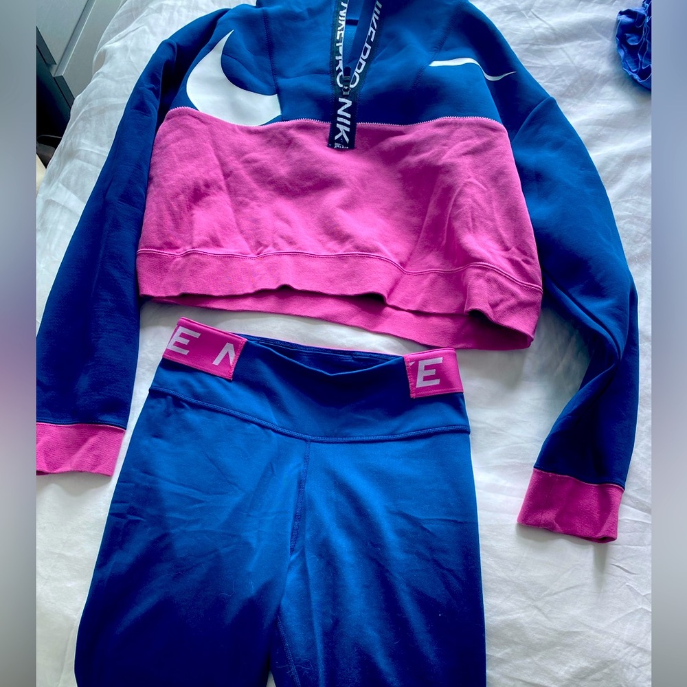 Matching Nike Wms Medium running pant and half zip cropped jacket